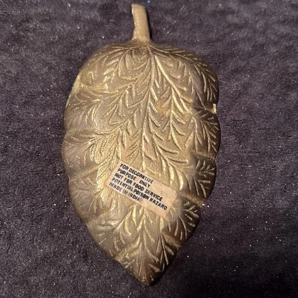 ⭐️ Vintage mid century decorative molded brass leaf trinket holder dish